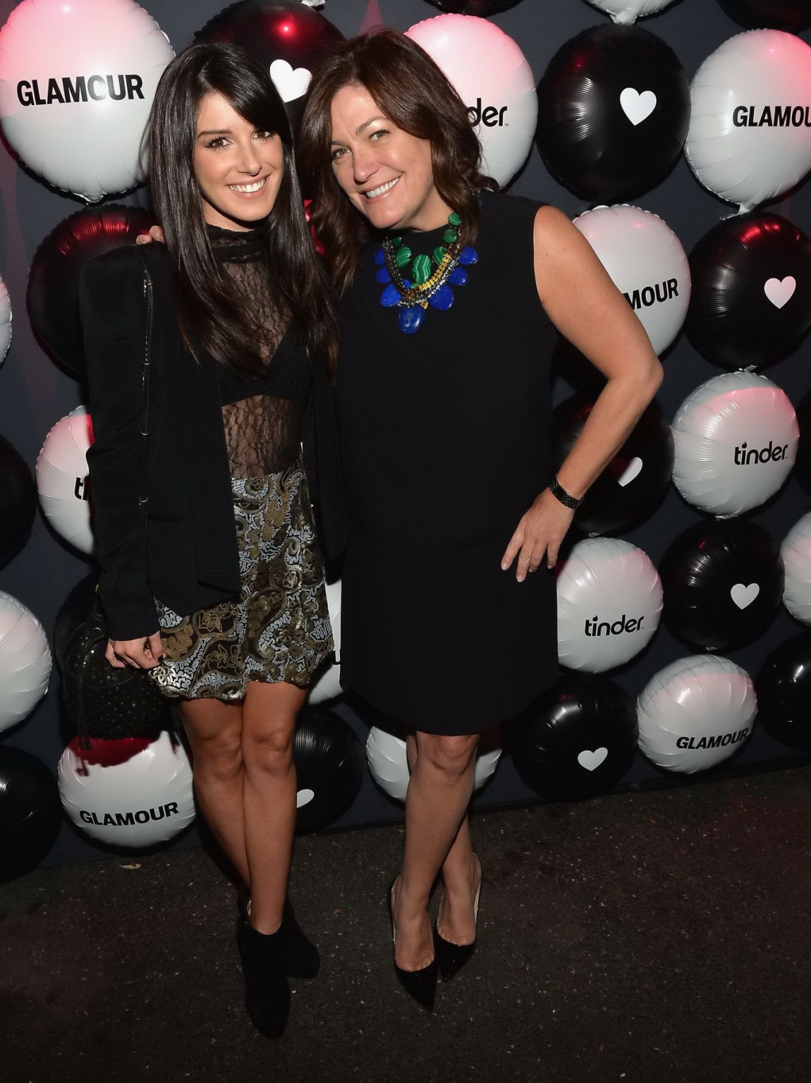 Shenae Grimes en soutien-gorge transparent à la soirée "glamour hearts tinder" à hollywood
 #75205681