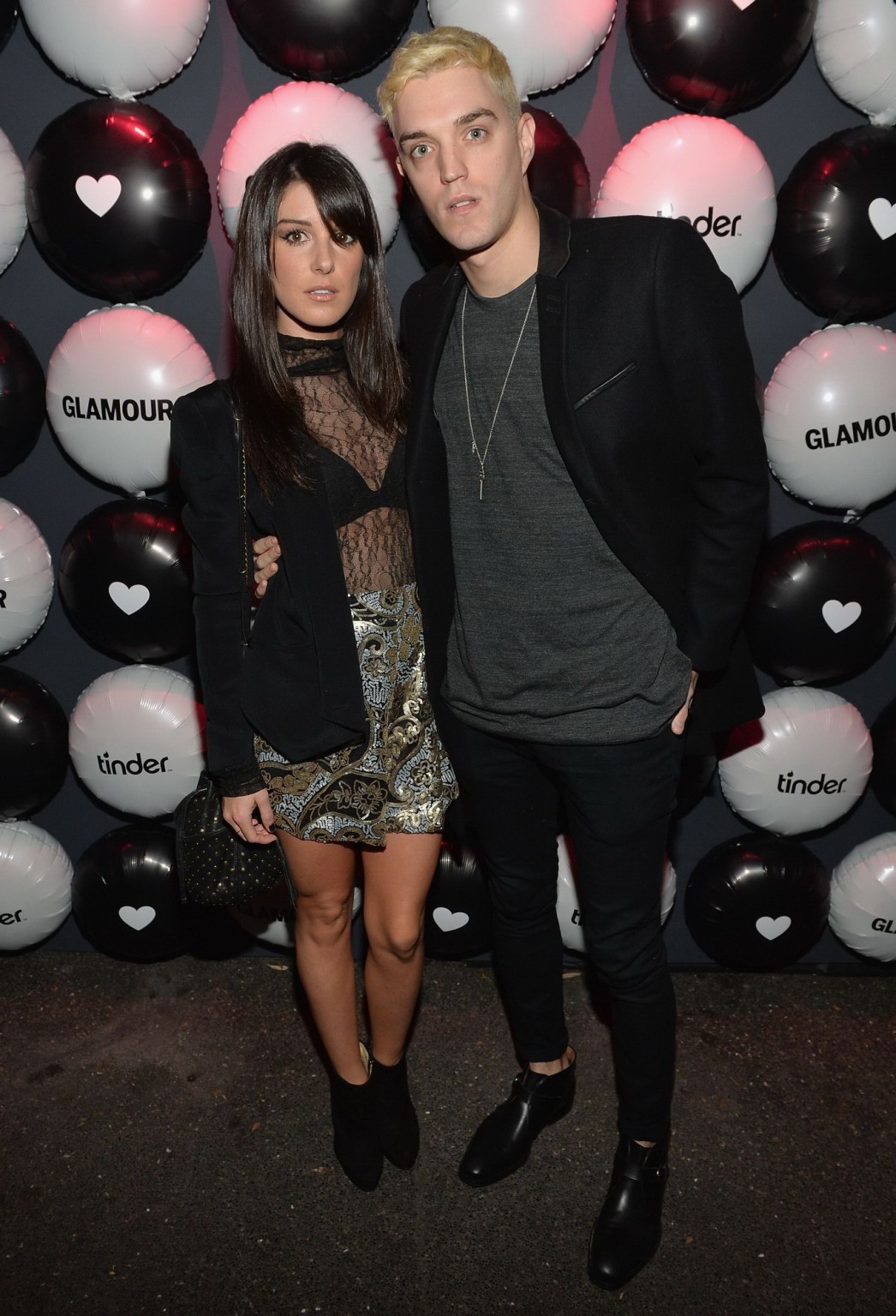 Shenae Grimes trasparente al reggiseno alla festa di Tinder dei cuori glamour a Hollywood
 #75205728