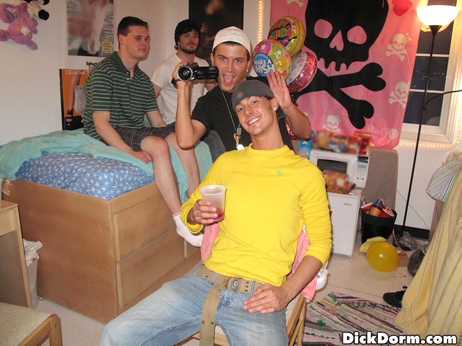 Ragazzi arrapati condividono i loro culi caldi in queste vere scopate gay amatoriali nella stanza del dormitorio del college
 #76938577