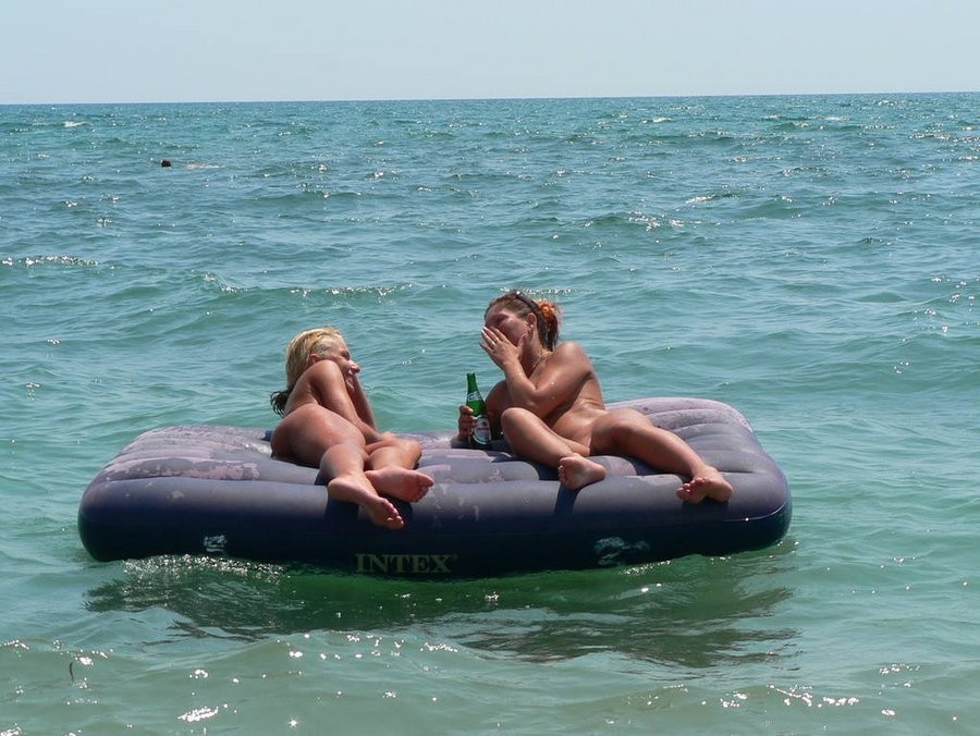 Chicas nudistas se divierten entre ellas en la playa
 #72254999