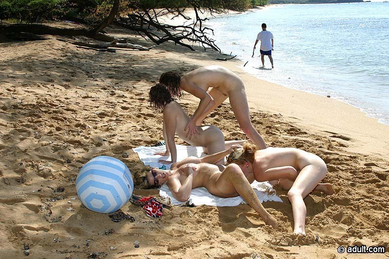 Superbes lesbiennes nudistes en train de s'envoyer en l'air sur une plage publique.
 #72318605