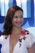 Ashley Judd Braless Showing Huge Cleavage In A White Floral Dress At The Dolphin
