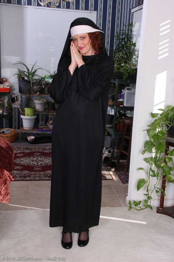 Roxanne clemmens nonne en bas noirs montre un striptease
 #70814384