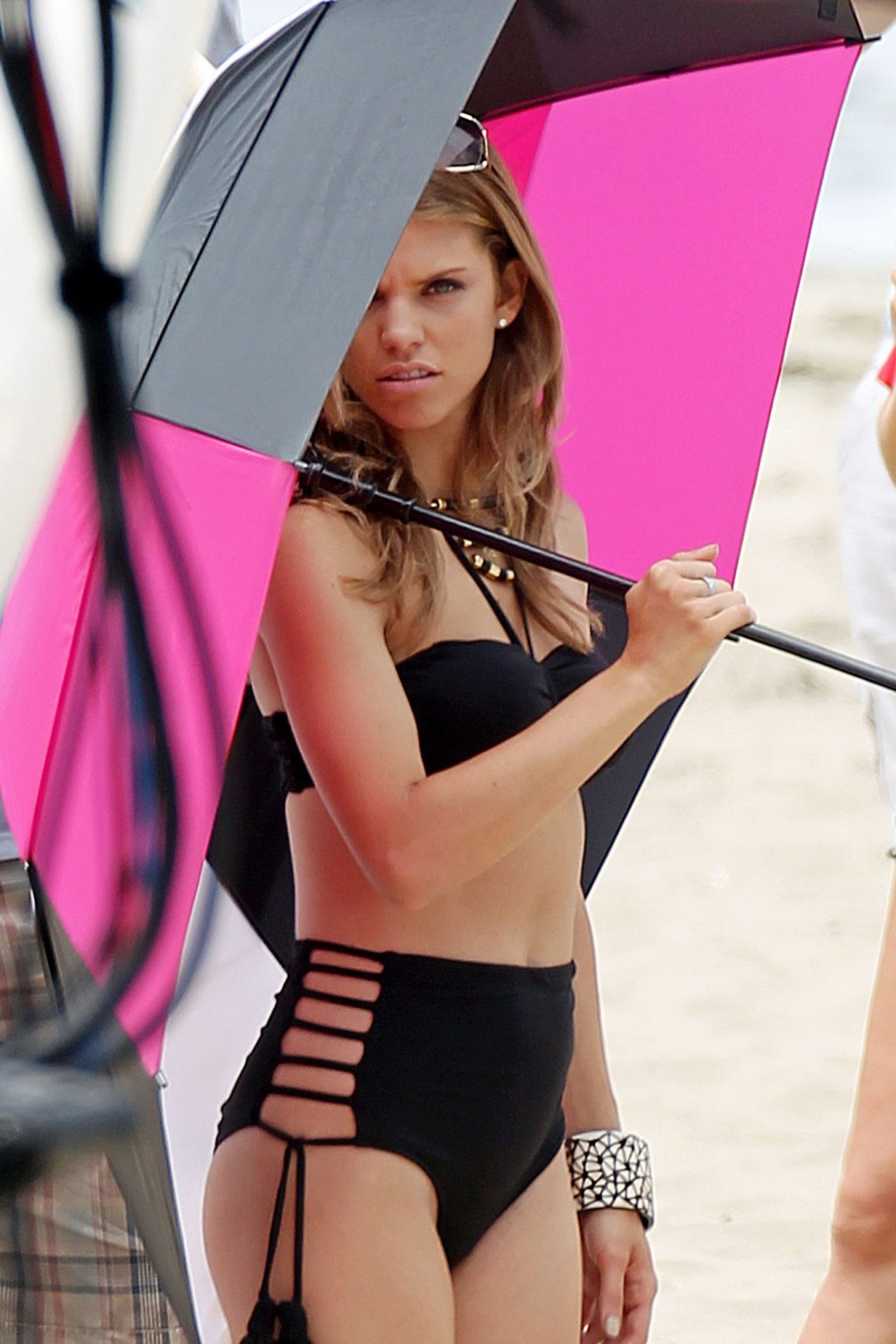 Annalynne McCord portant un bikini noir sexy sur le plateau de 90210 à La Havane.
 #75296370