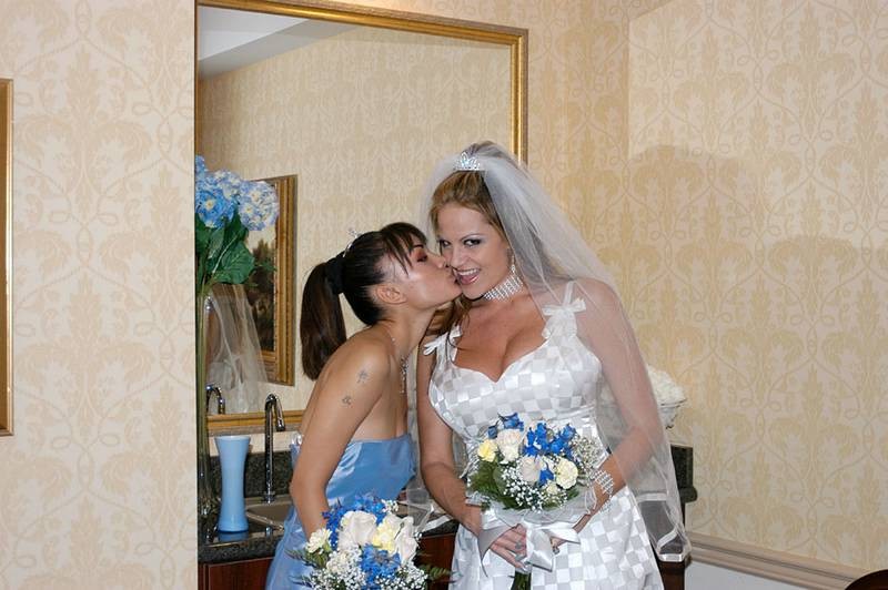 Une demoiselle d'honneur asiatique baise des mariés blancs
 #70010325
