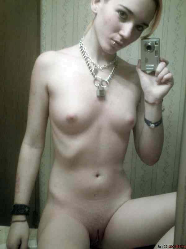 Una linda chica muestra su hermoso cuerpo desnudo
 #68148413