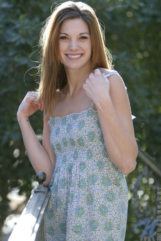 Con el sol iluminando su pelo comprueba las pequeñas tetas de Jills y su bonita erección
 #78759172