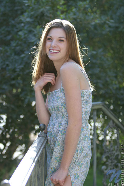 Con el sol iluminando su pelo comprueba las pequeñas tetas de Jills y su bonita erección
 #78759177