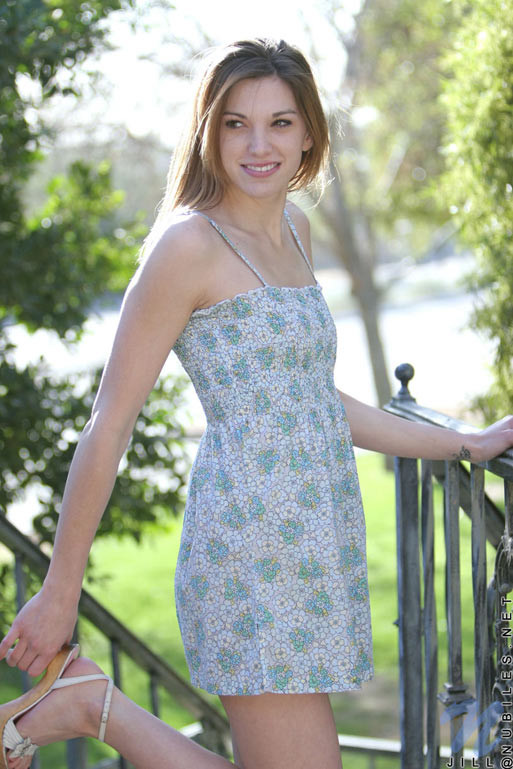 Con el sol iluminando su pelo comprueba las pequeñas tetas de Jills y su bonita erección
 #78759196