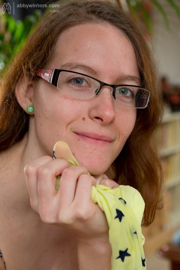 Haarige nerdy Amateur Babe in gelben durchsichtigen Strumpfhosen
 #67907161