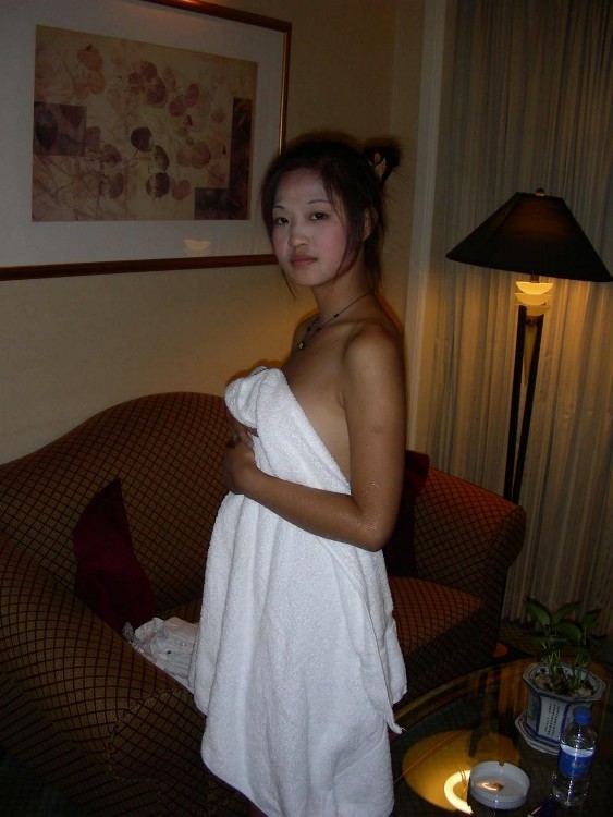 裸でポーズをとっているホットでおいしいアジアの女の子のメガがにじみ出ている
 #69881651