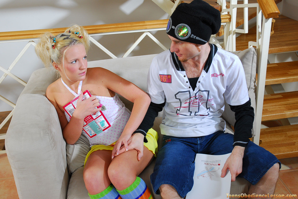 Joven en minifalda se mete en problemas
 #73684001