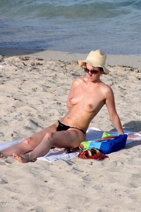 Fille russe à gros seins montrant ses parties intimes sur le sable
 #72248255