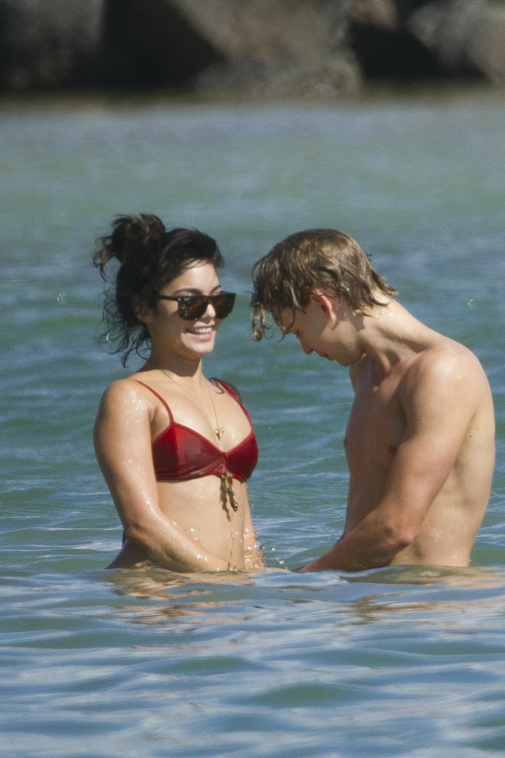 Vanessa hudgens en bikini rouge sexy embrassant son petit ami sur une plage d'hawaii.
 #75275778