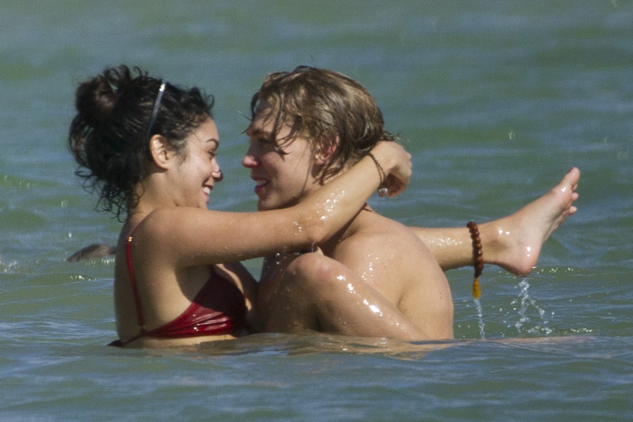 Vanessa hudgens en bikini rouge sexy embrassant son petit ami sur une plage d'hawaii.
 #75275808