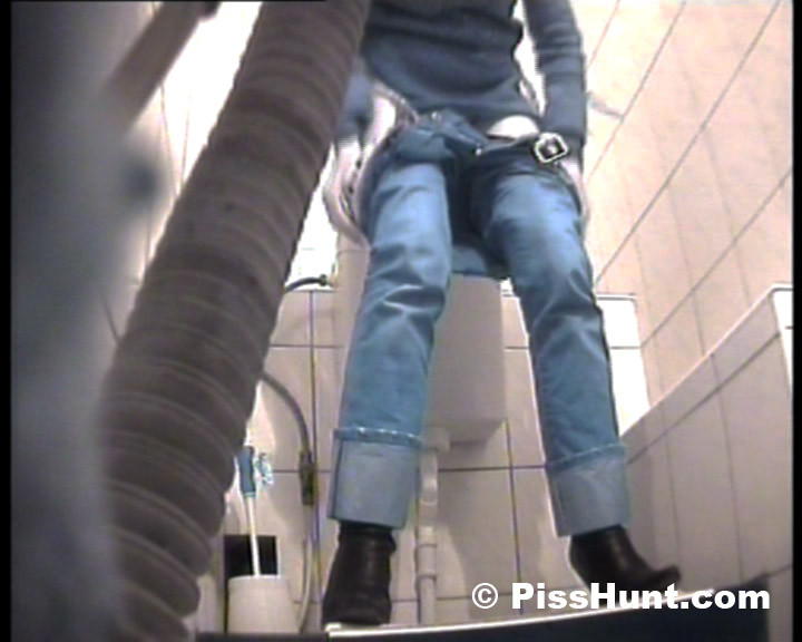 Dos chicas se turnan para orinar en un baño con cámara espía
 #78692127
