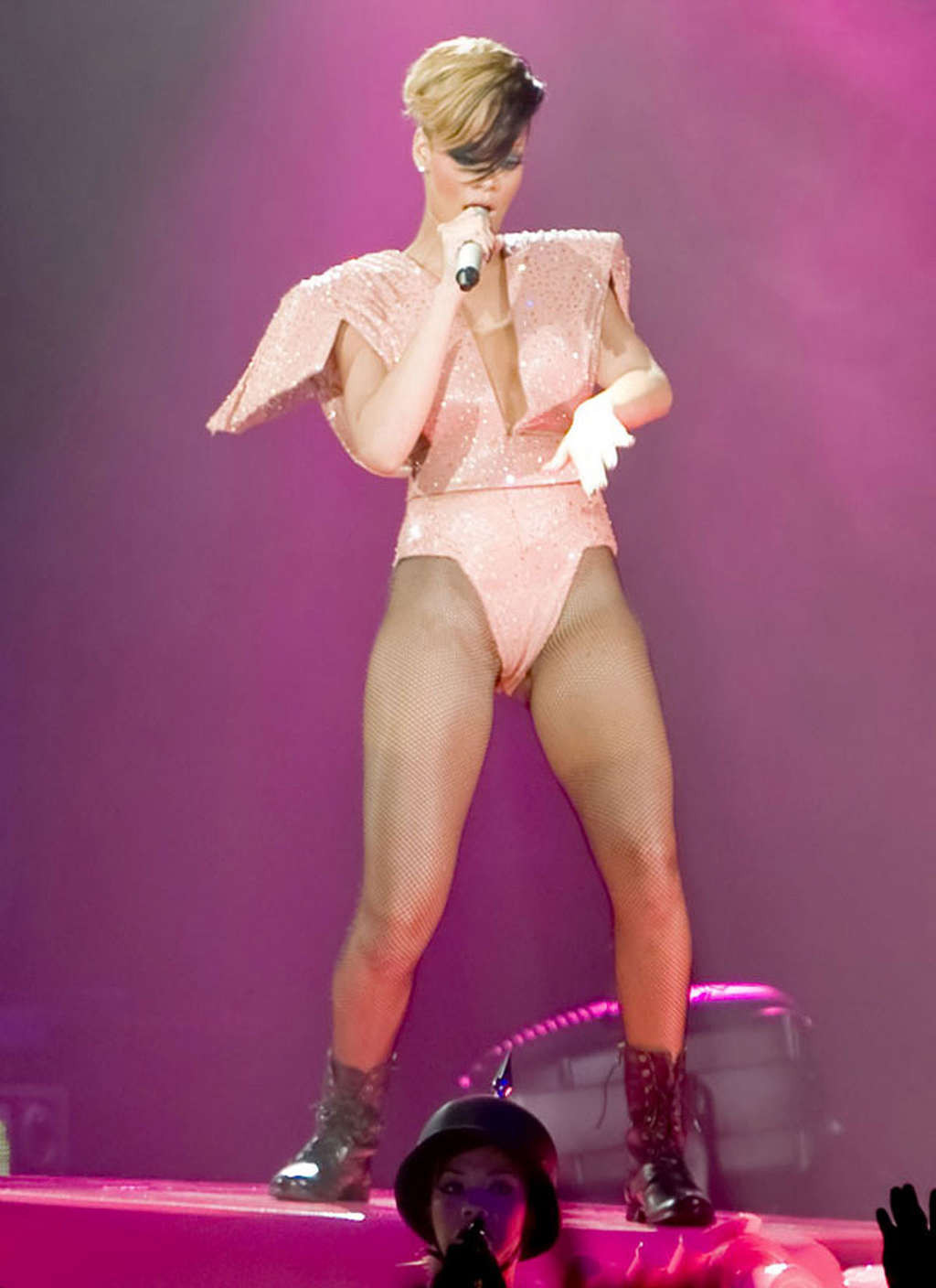 Rihanna exposant son cul sexy et son corps chaud sur scène
 #75351862