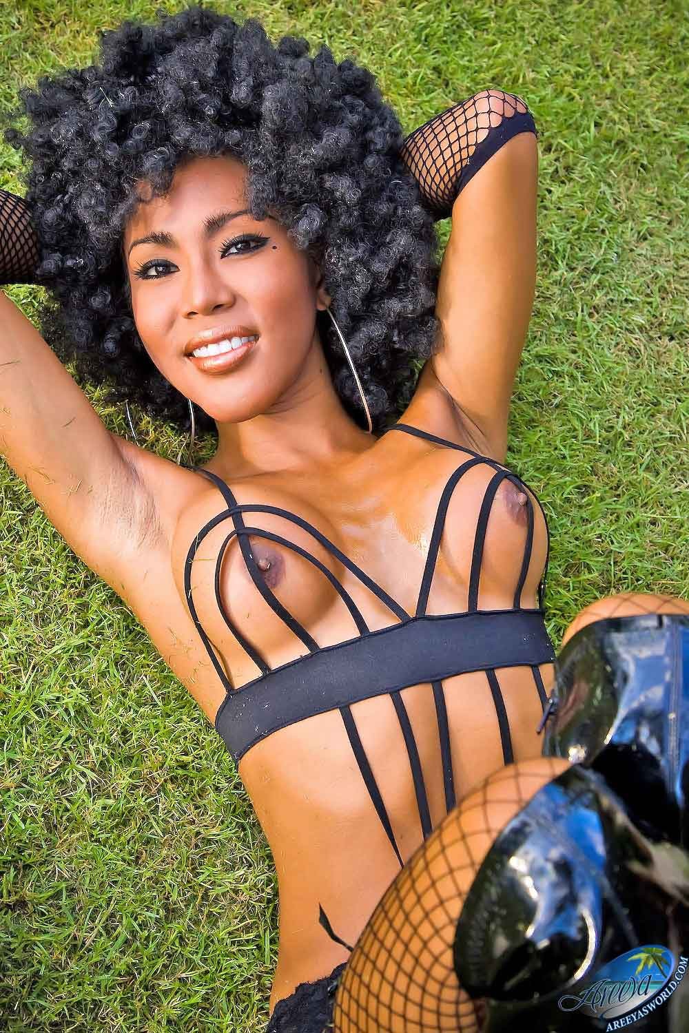 Ladyboy caliente como el infierno bebiendo de un coco
 #77931321