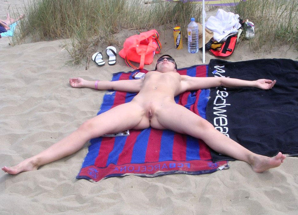 Des jeunes nudistes s'ouvrent et montrent leurs corps chauds.
 #72243590