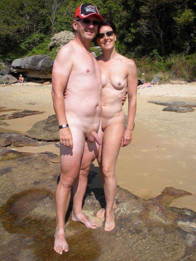 Des jeunes nudistes s'ouvrent et montrent leurs corps chauds.
 #72243608