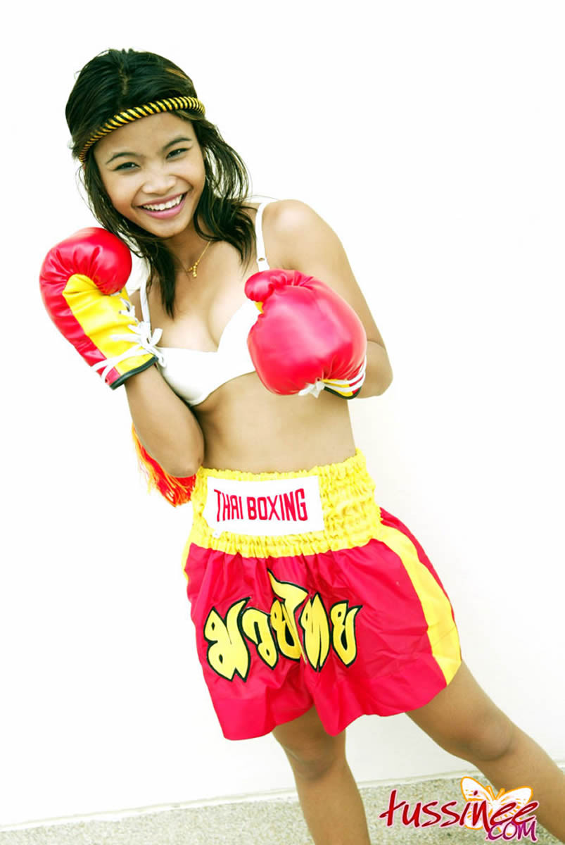 Une jeune de Bangkok en tenue sexy de boxe muay thai.
 #69958541
