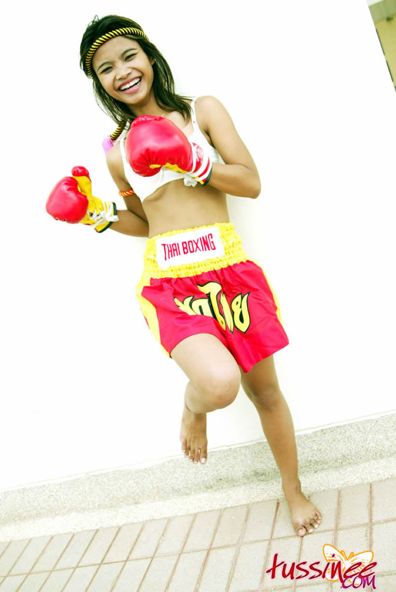 Une jeune de Bangkok en tenue sexy de boxe muay thai.
 #69958551