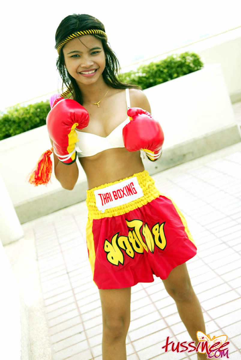 Une jeune de Bangkok en tenue sexy de boxe muay thai.
 #69958563
