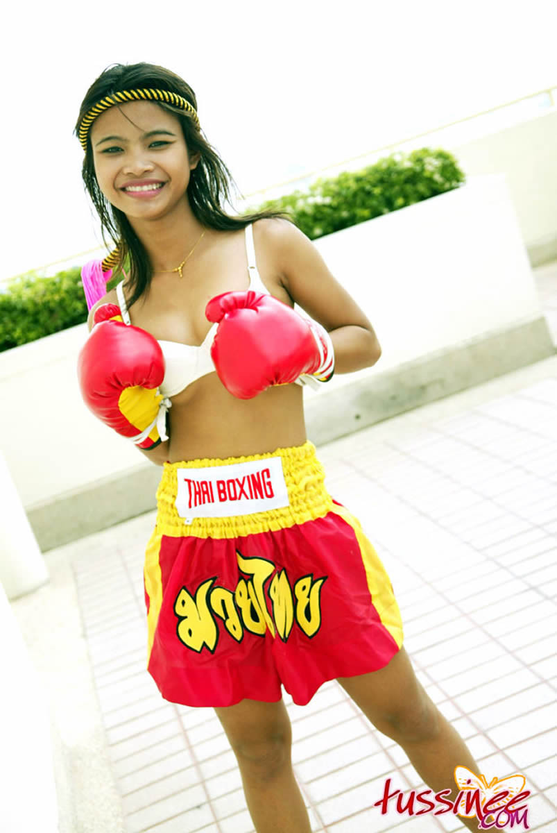 Une jeune de Bangkok en tenue sexy de boxe muay thai.
 #69958568