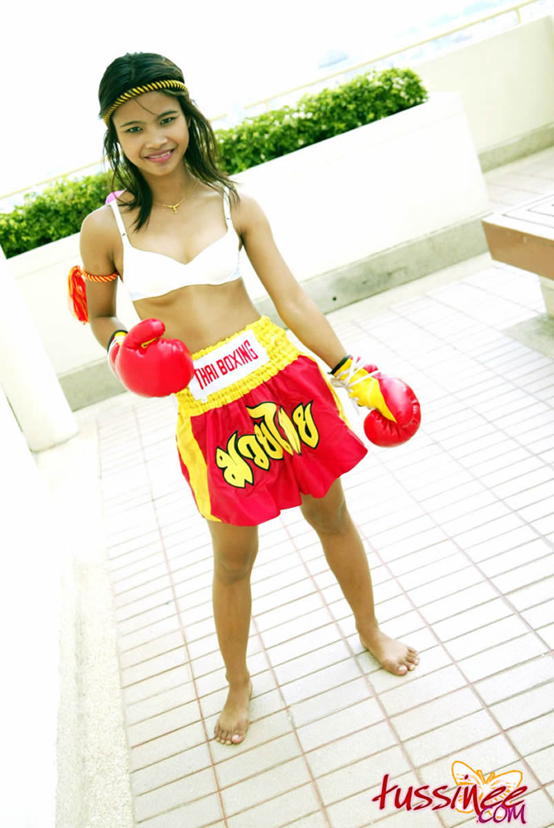 Une jeune de Bangkok en tenue sexy de boxe muay thai.
 #69958576