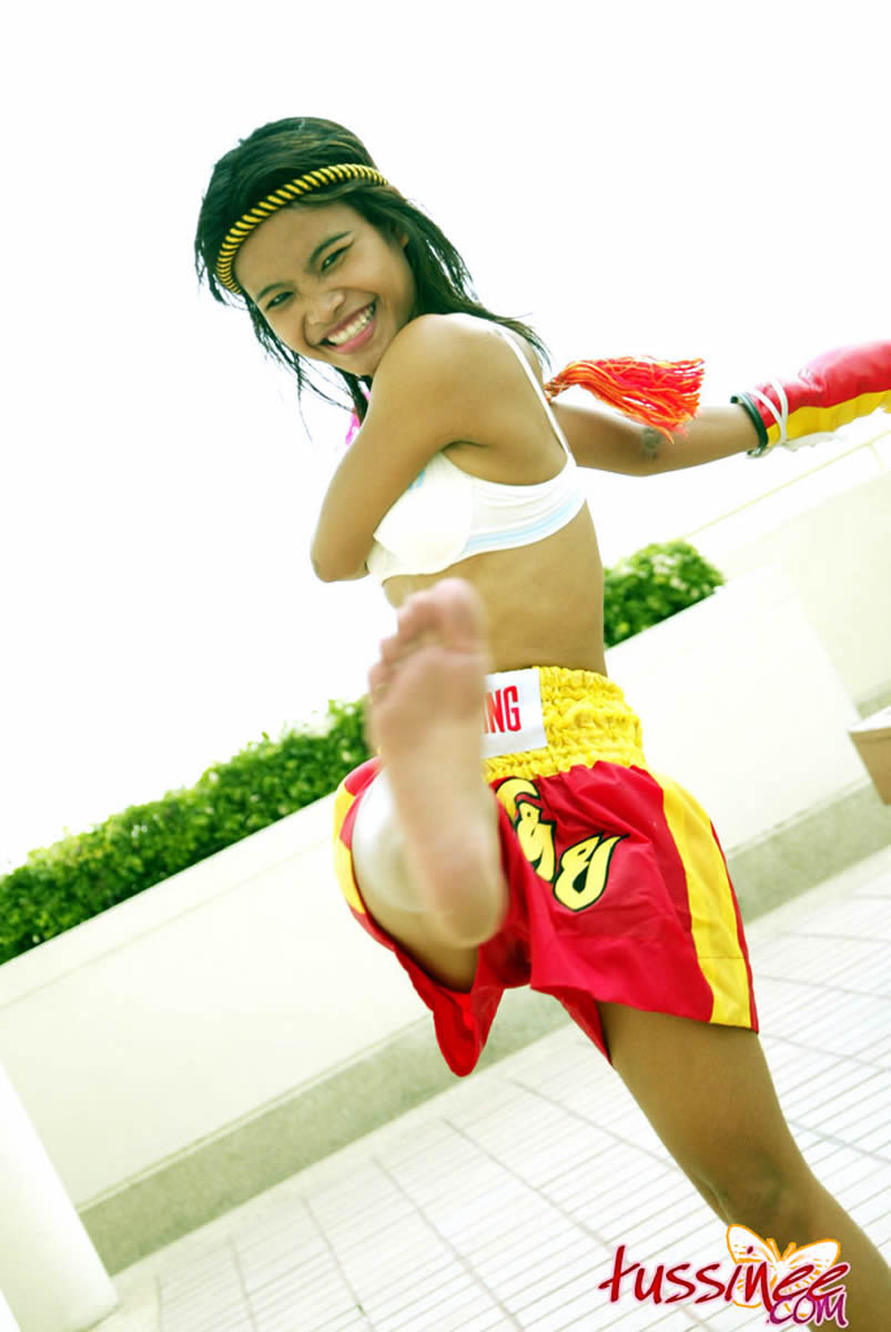 Une jeune de Bangkok en tenue sexy de boxe muay thai.
 #69958583
