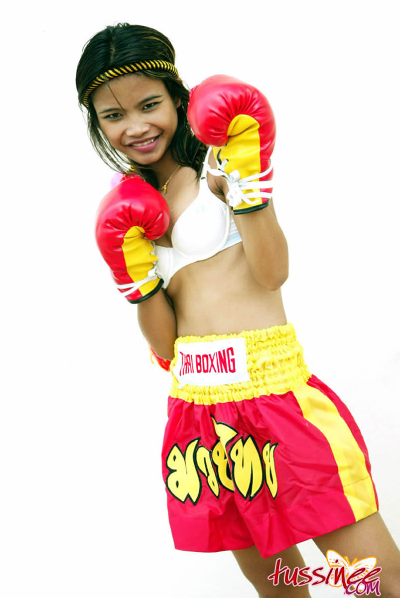 Une jeune de Bangkok en tenue sexy de boxe muay thai.
 #69958612