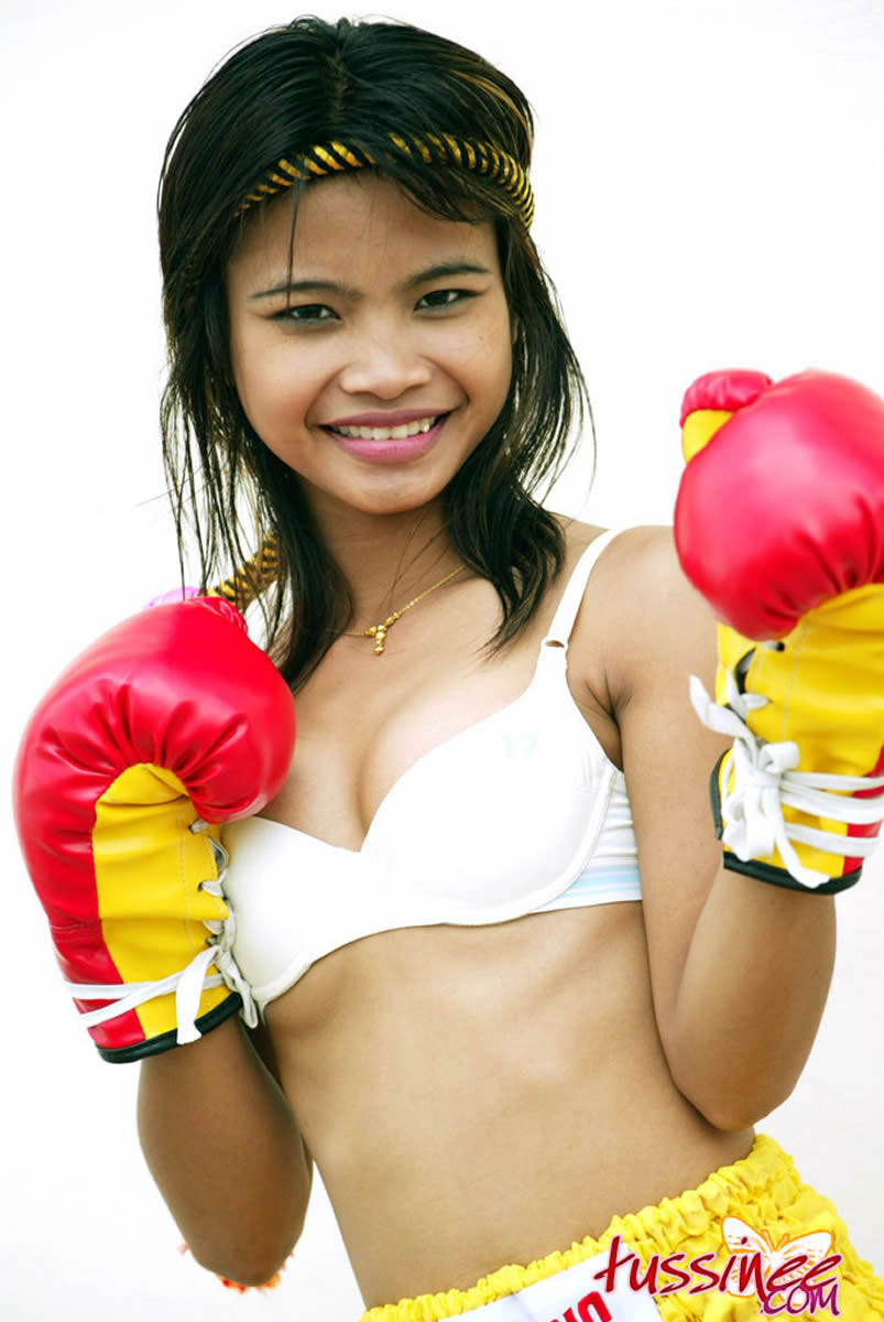 Une jeune de Bangkok en tenue sexy de boxe muay thai.
 #69958618