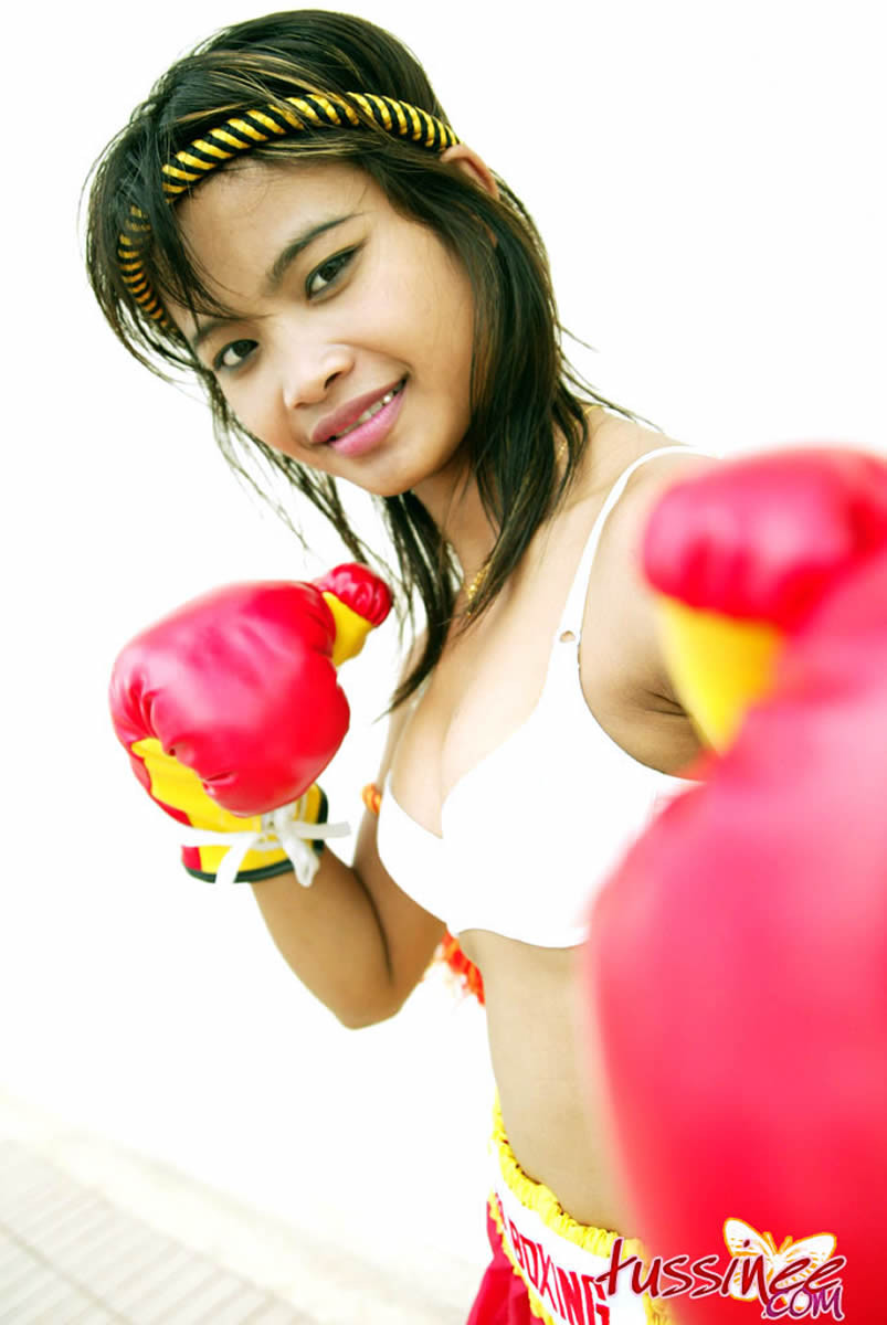 Une jeune de Bangkok en tenue sexy de boxe muay thai.
 #69958634