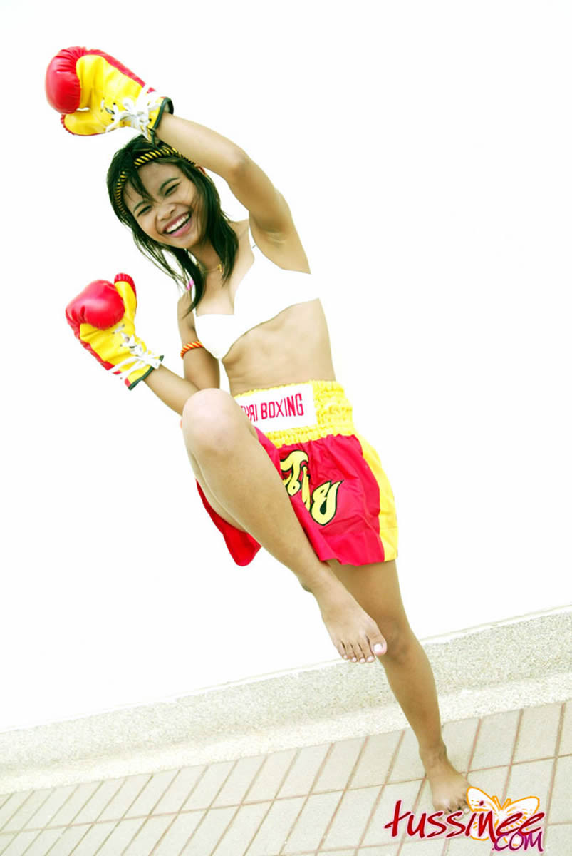 Une jeune de Bangkok en tenue sexy de boxe muay thai.
 #69958642