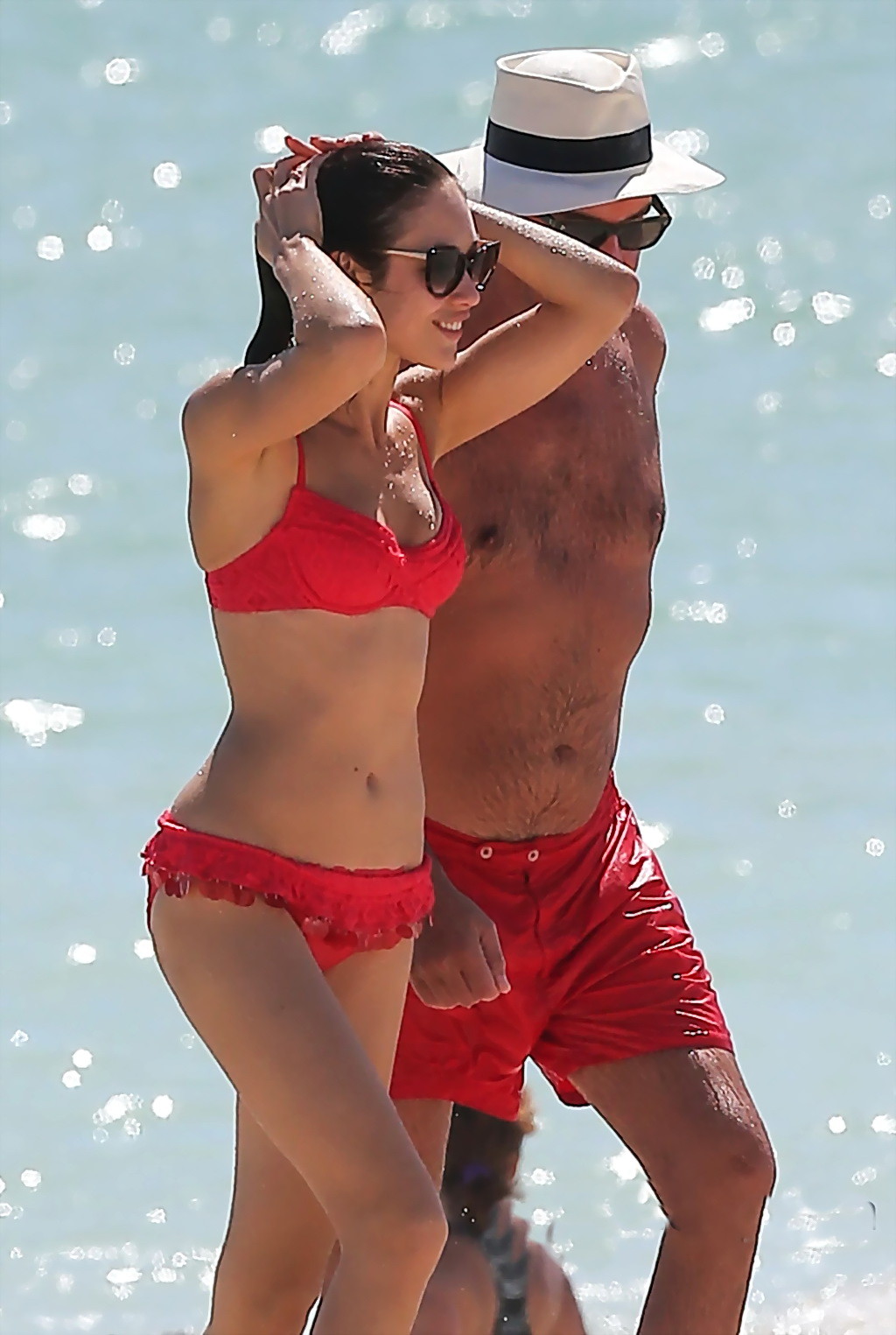 オルガ・キュリレンコ、赤いツーピースを着てビーチで濡れ場を披露
 #75250460