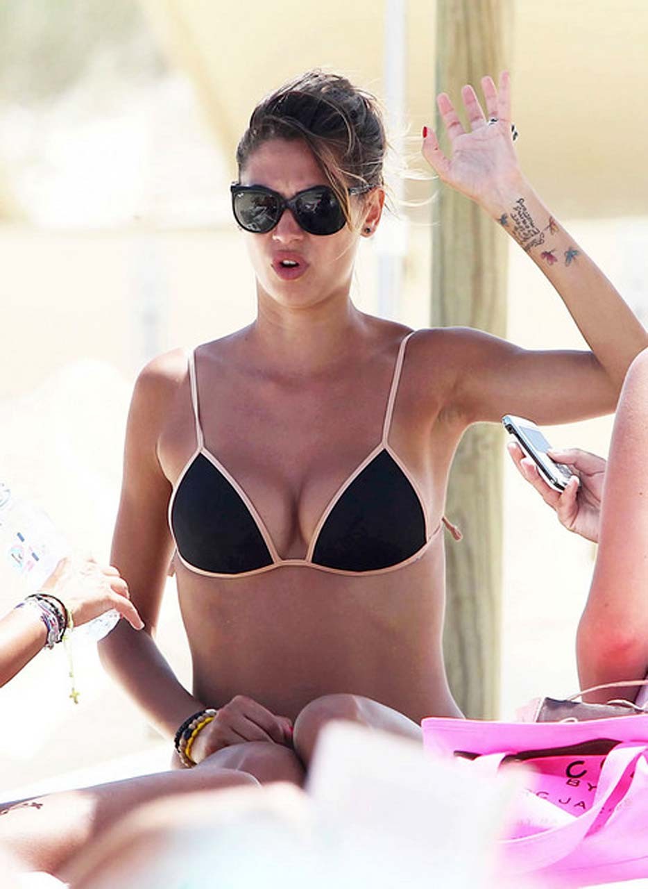 Melissa satta exposant son corps sexy et son cul chaud en string sur la plage
 #75297757