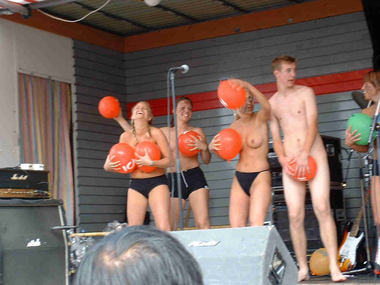 Chicas borrachas de fiesta enseñando las tetas turgentes y el coño afeitado
 #76395361