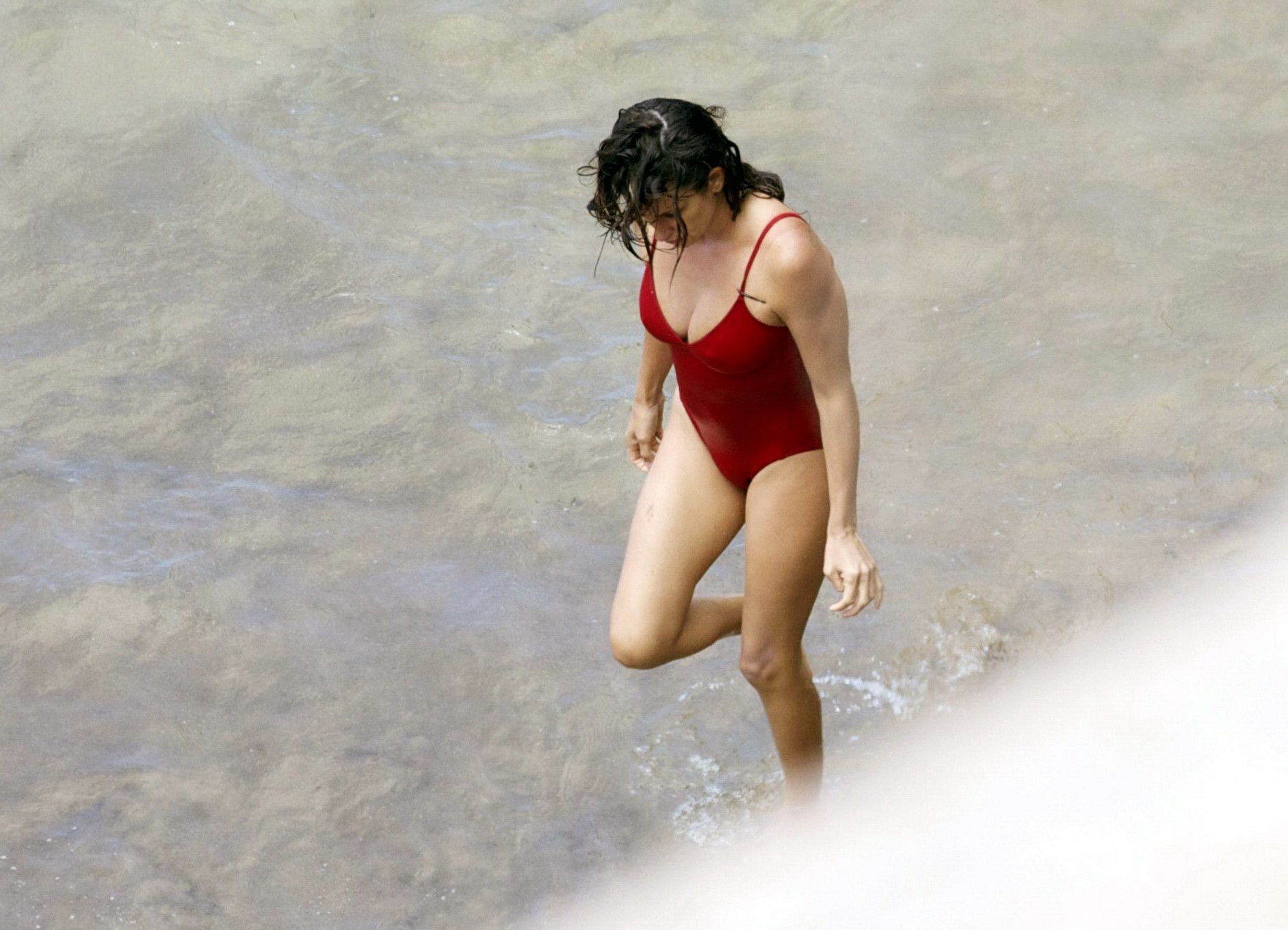 Penelope cruz mostrando pokies su una spiaggia indossando un costume da bagno rosso sexy
 #75192187