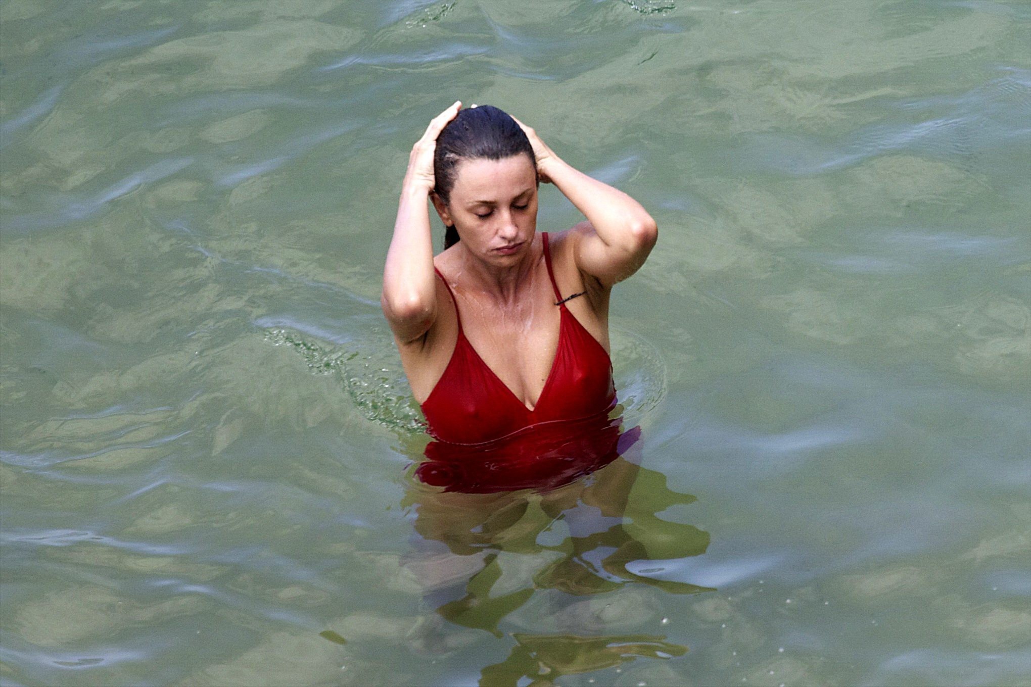 Penelope Cruz zeigt Pokies am Strand in einem sexy roten Badeanzug
 #75192250