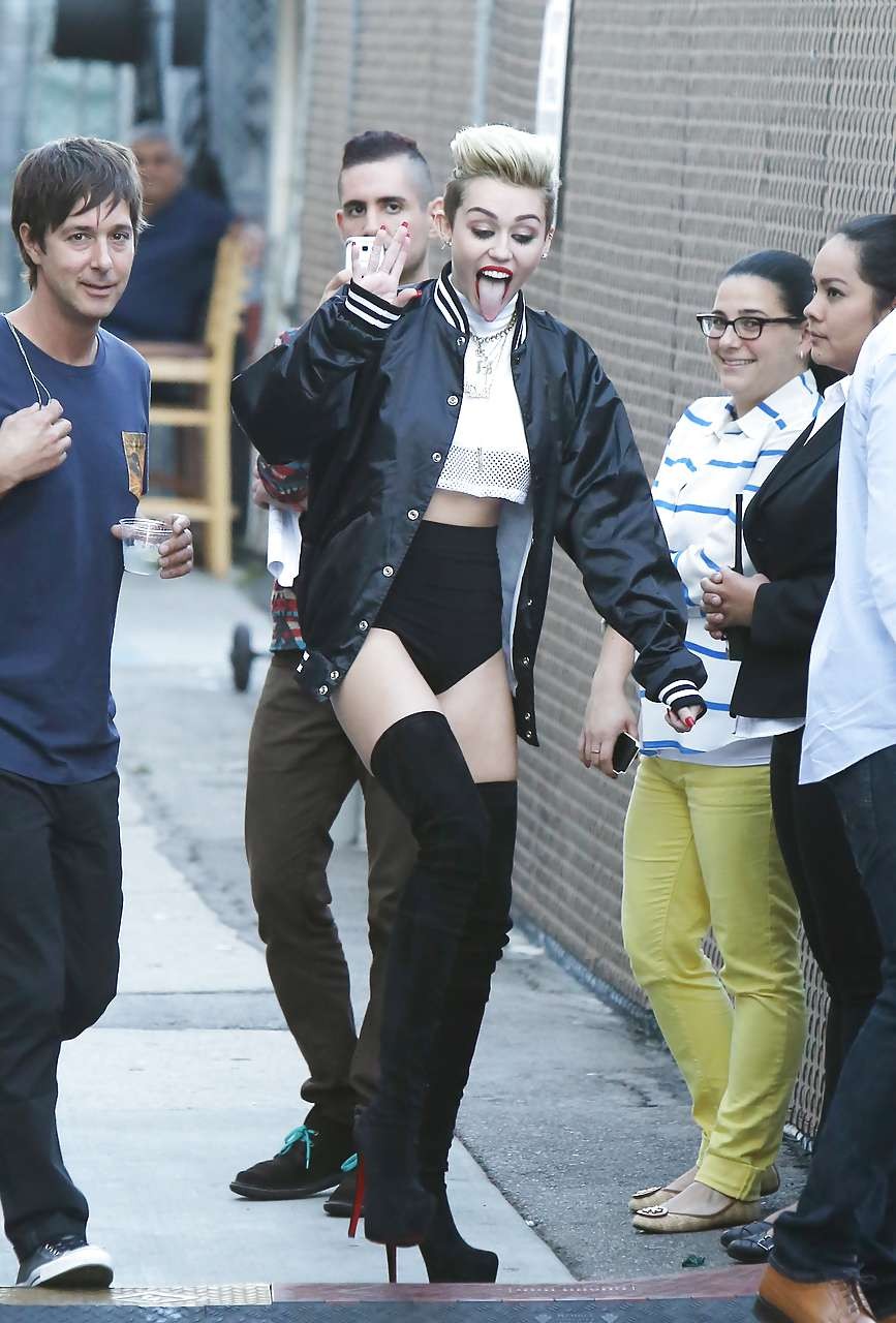 Miley cyrus mostrando unas largas piernas y un bonito trasero en el escenario
 #75226913