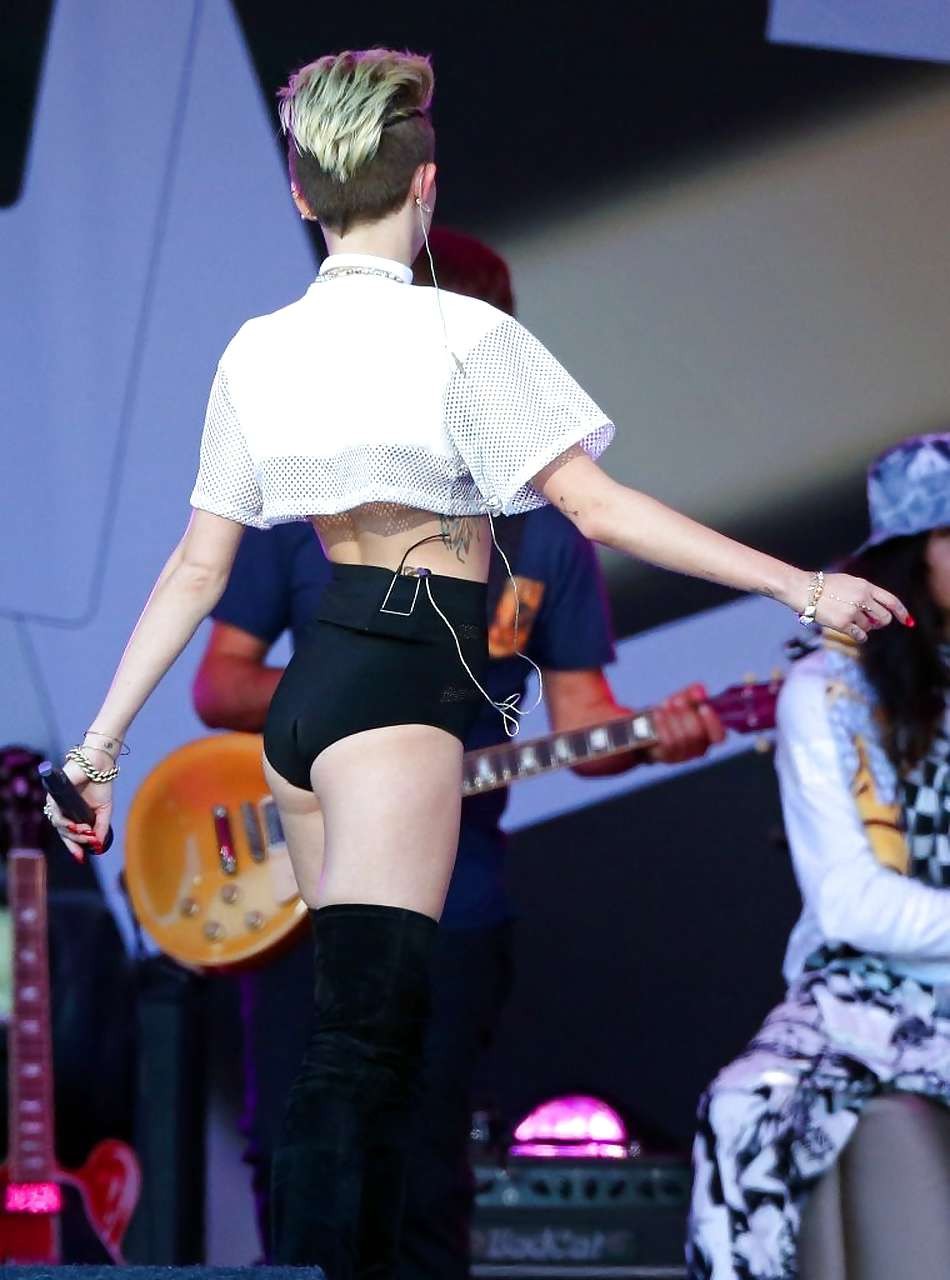 Miley cyrus mostrando unas largas piernas y un bonito trasero en el escenario
 #75226917