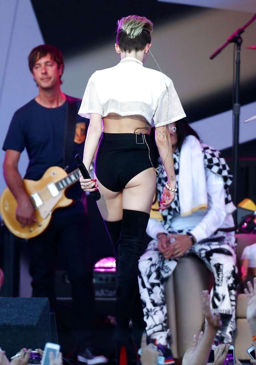 Miley cyrus mostrando unas largas piernas y un bonito trasero en el escenario
 #75226921
