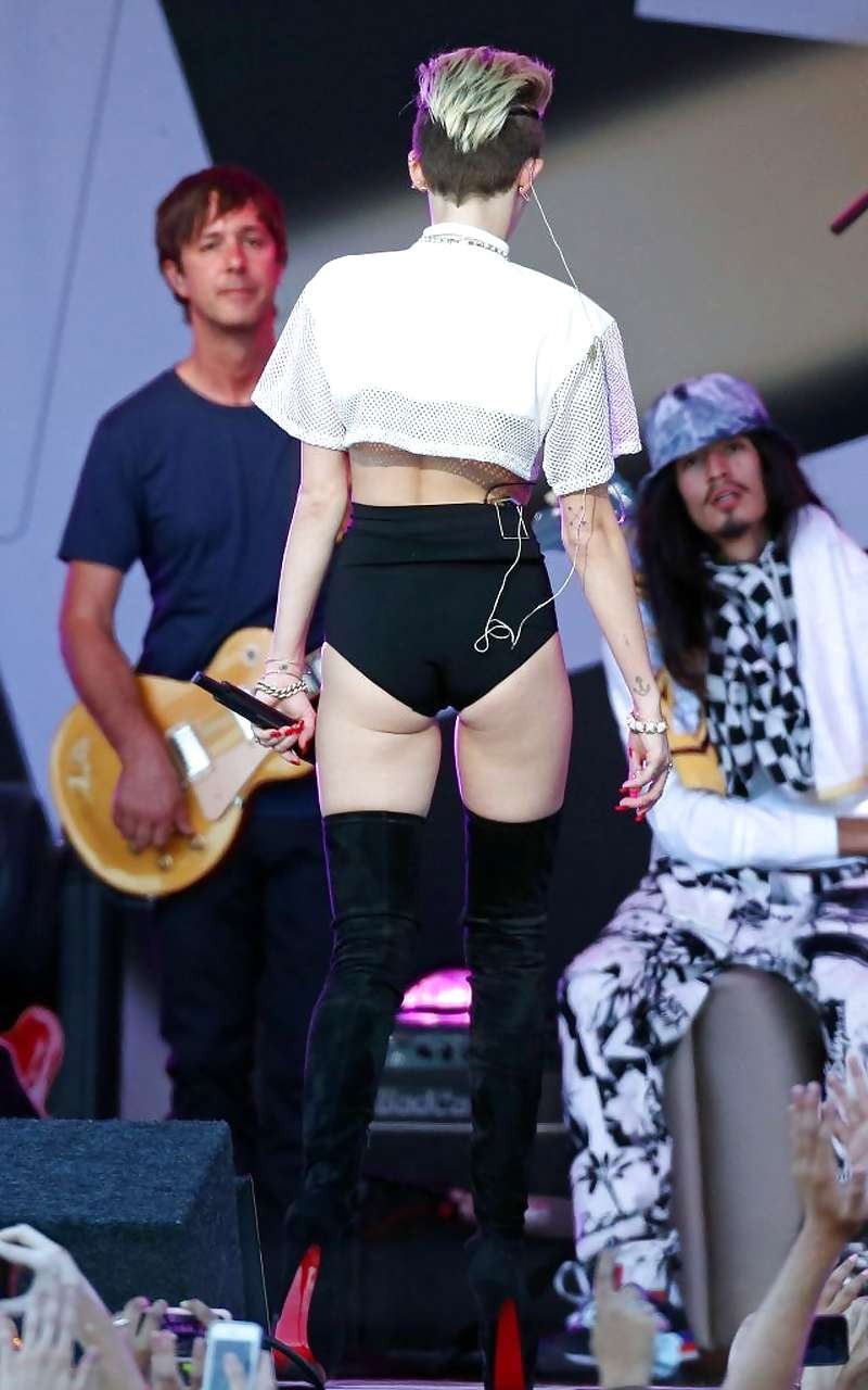 Miley cyrus mostrando unas largas piernas y un bonito trasero en el escenario
 #75226924