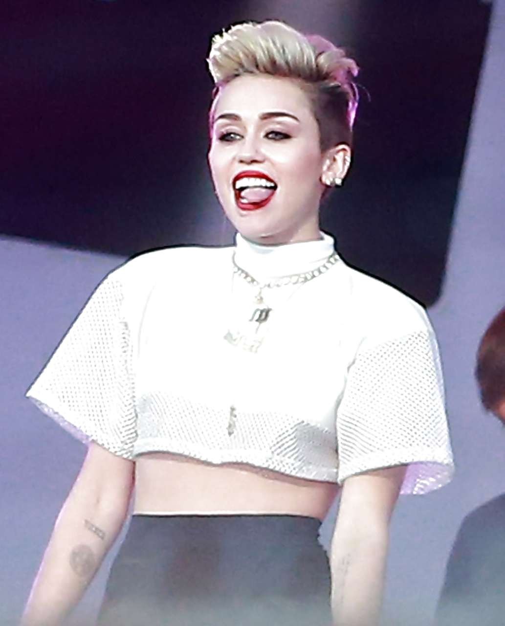 Miley cyrus mostrando unas largas piernas y un bonito trasero en el escenario
 #75226934
