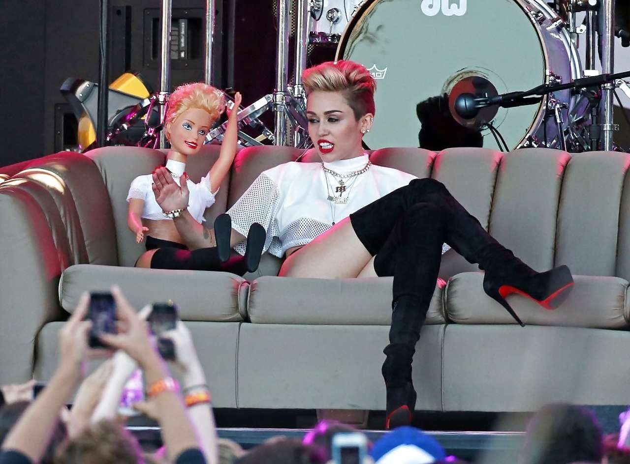 Miley cyrus mostrando unas largas piernas y un bonito trasero en el escenario
 #75226941