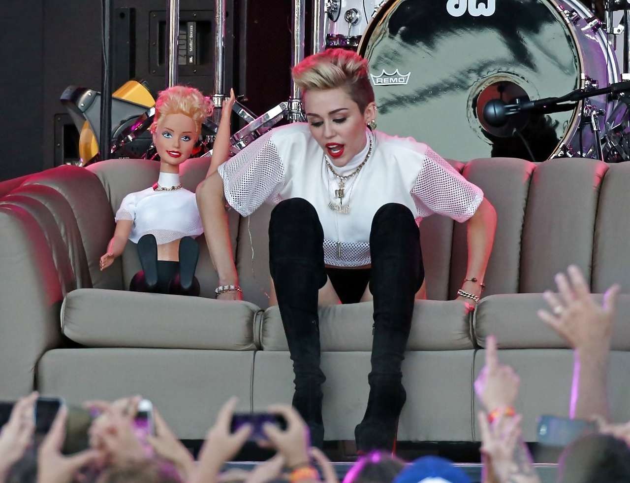 Miley cyrus mostrando unas largas piernas y un bonito trasero en el escenario
 #75226958