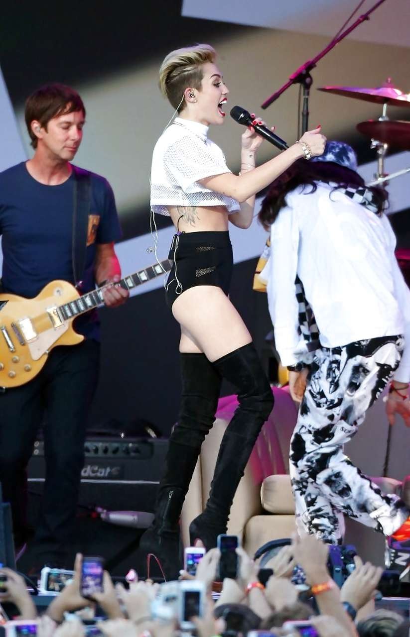 Miley cyrus mostrando unas largas piernas y un bonito trasero en el escenario
 #75226961