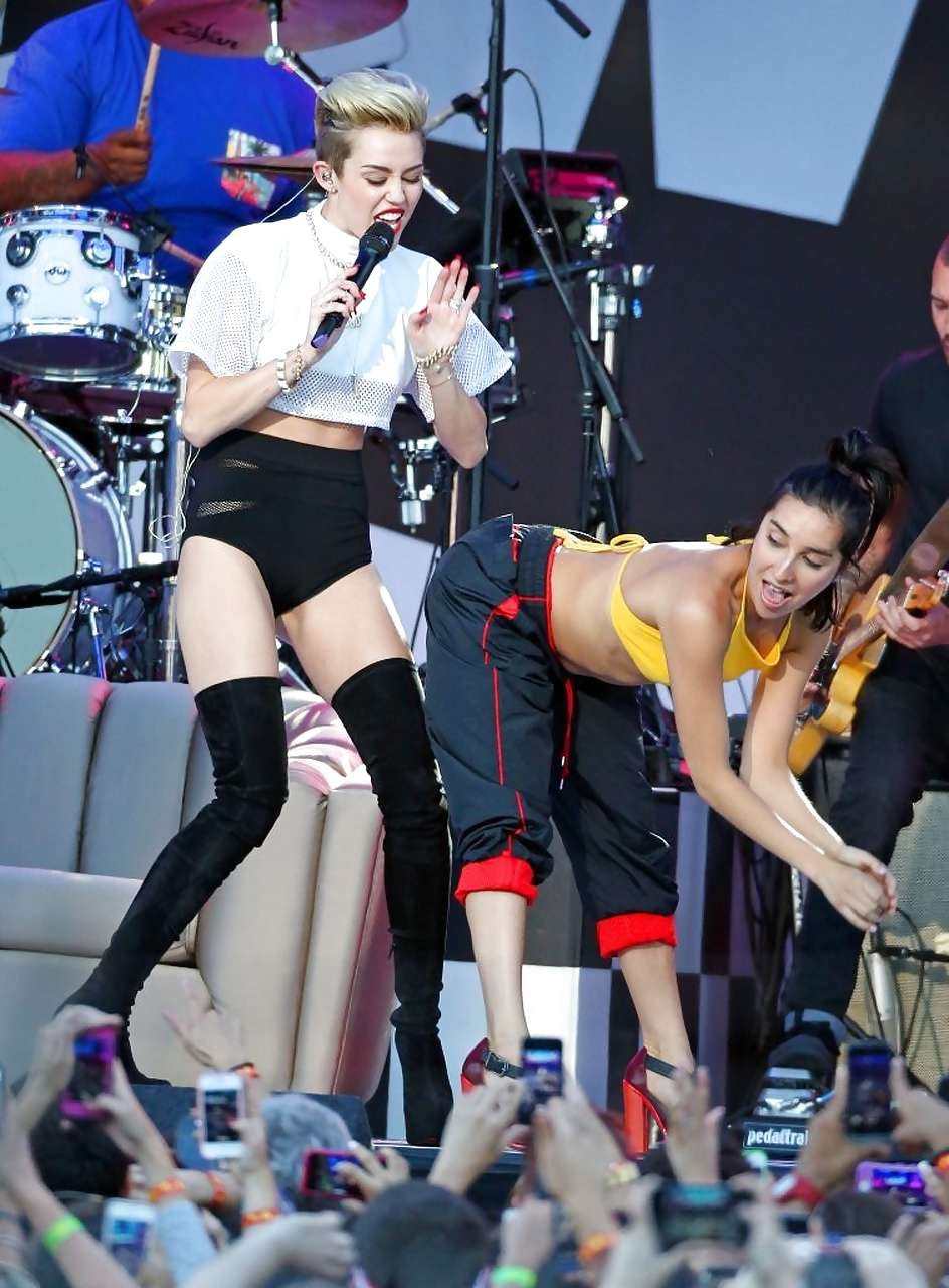 Miley cyrus mostrando unas largas piernas y un bonito trasero en el escenario
 #75226972
