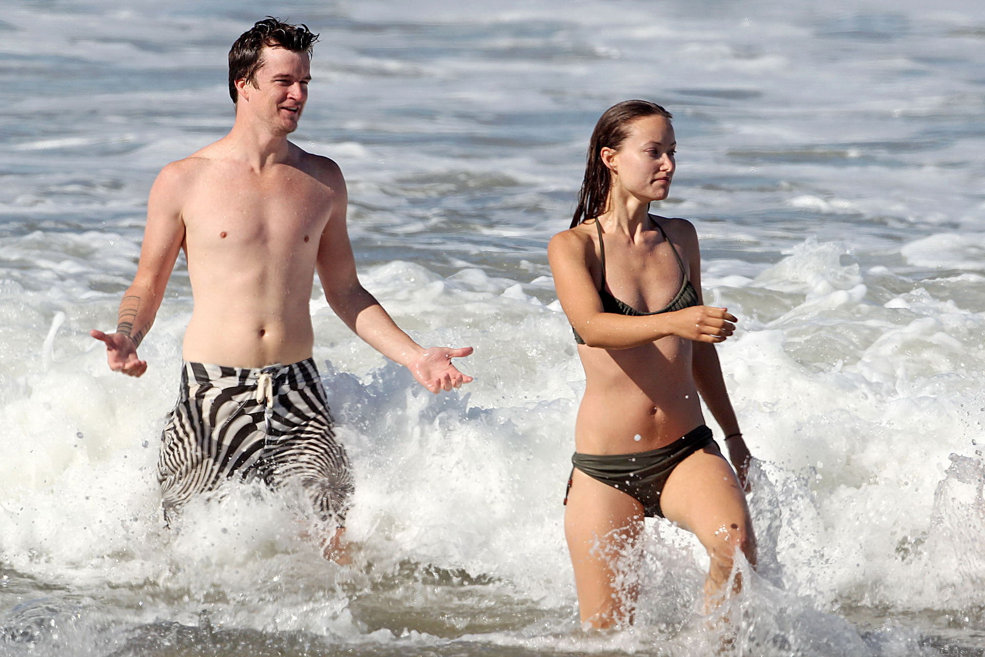 Olivia wilde sieht sehr sexy im nassen Bikini am Strand aus
 #75335308