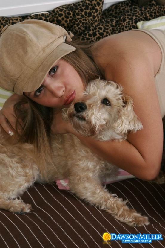 Jeune brune mignonne posant avec une casquette
 #74985797